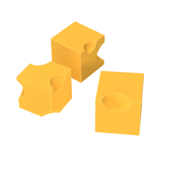 Belirgin kesimlere sahip üç sarı peynir bloğu oyuncu ve iştah açıcı bir tasarım sergiliyor..