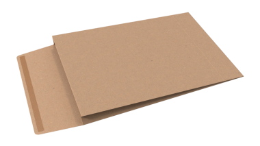 Bir yığın kahverengi karton zarf, genellikle evrakları postalamak ya da düzenlemek için kullanılır..