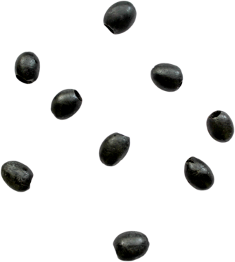 Beyaz arka plana saçılmış siyah tohumlardan oluşan bir koleksiyon..