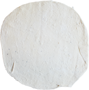 Yuvarlak, pişmemiş pizza hamuru malzemeler ve pişirme için hazır..