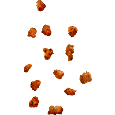 Beyaz arka plana saçılmış küçük, çıtır çıtır yiyecek parçaları..