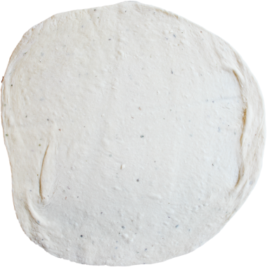 Yuvarlak, pişmemiş pizza hamuru malzemeler ve pişirme için hazır..