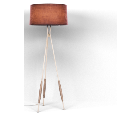 İç dekorasyonu geliştirmek ve ortam aydınlatması sağlamak için ideal kumaş gölgeli şık bir üç ayaklı zemin lambası..