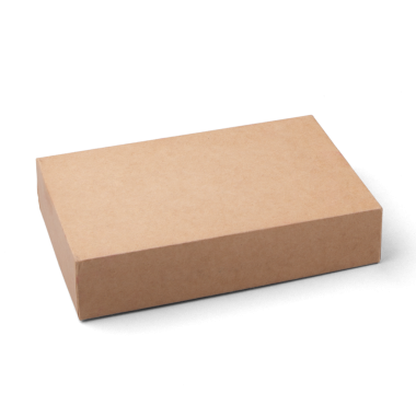 Nakliye veya depolama için uygun sade, işaretsiz bir karton kutu.