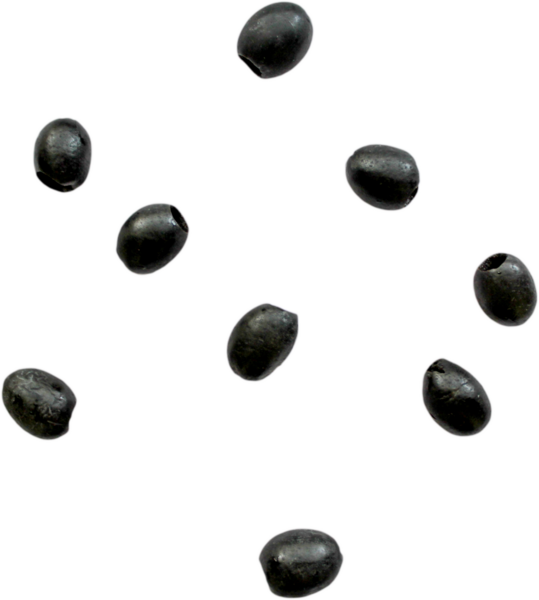 Beyaz arka plana saçılmış siyah tohumlardan oluşan bir koleksiyon..