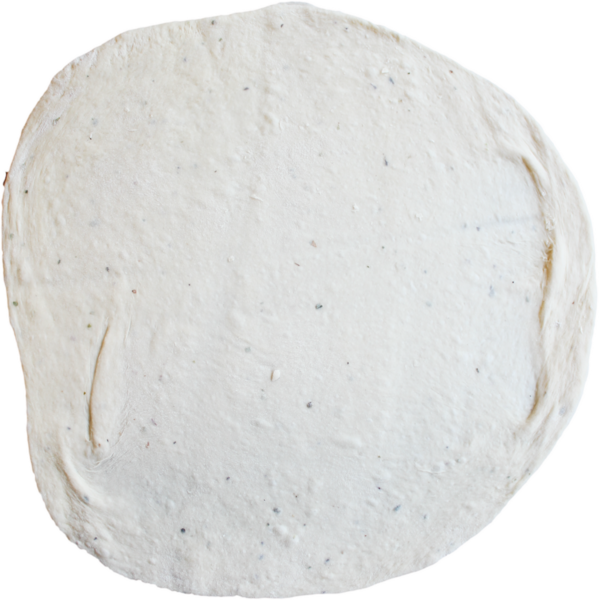 Yuvarlak, pişmemiş pizza hamuru malzemeler ve pişirme için hazır..