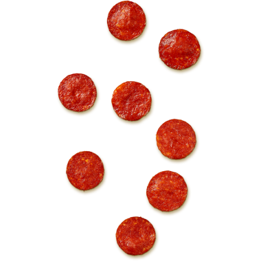 Beyaz arka planda düzenlenmiş yuvarlak bir pepperoni koleksiyonu..