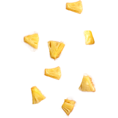 Beyaz arkaplana dağılmış ananas parçaları koleksiyonu..