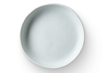 Basit, yuvarlak, açık gri bir tabak yemek servisi için uygun veya dekoratif bir parça olarak..