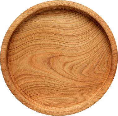 Yuvarlak ahşap bir tabak, pürüzsüz bir kaplama, yemek veya dekoratif amaçlar için uygun..
