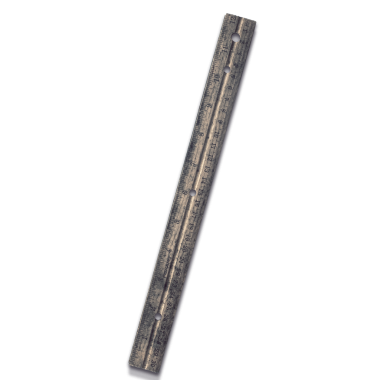 Hassas hesaplamalar ve çizimler için ölçüm çizgileri ile işaretlenmiş eski bir ahşap cetvel..