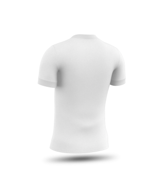 Arkadan gösterilen düz beyaz bir tişört, basit tasarımı ve çok yönlülüğü vurguluyor..