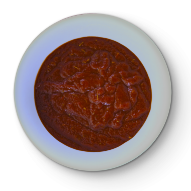 Yuvarlak beyaz bir tabakta servis edilen koyu kırmızı bir sos, muhtemelen batırmak ya da çeşni olarak kullanılır..
