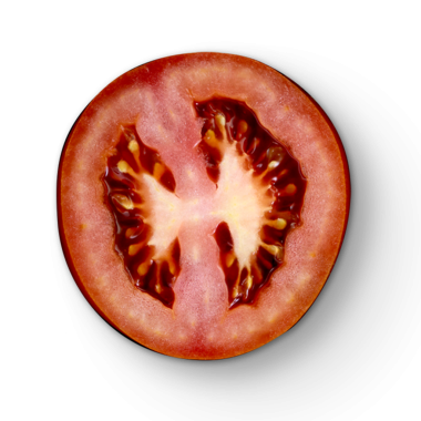 Olgun bir domatesin kırmızı et ve tohumlarını gösteren bir kesiti..