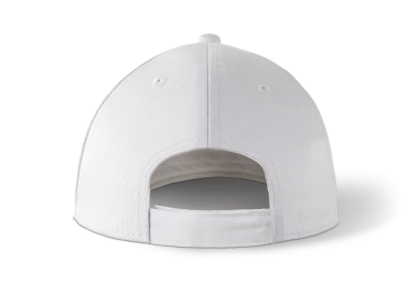 Arkadan görünen düz beyaz bir beyzbol şapkası ayarlanabilir kayışını sergiliyor..