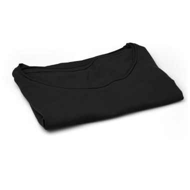 Düzgünce katlanmış siyah tişört giyimde sadelik ve çok yönlülük sergiliyor..