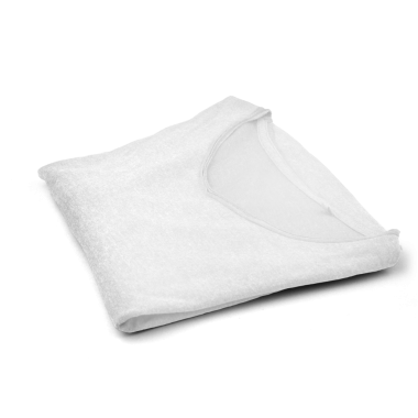 Düzgünce katlanmış beyaz bir tişört, gösterişli sadelik ve günlük giysiler.