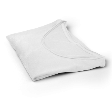 Düzgünce katlanmış beyaz tişört giyimde sadelik ve çok yönlülük sergiliyor..