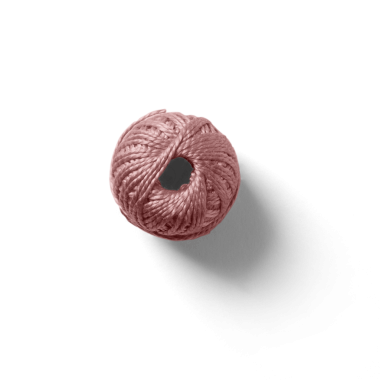 Tek bir pembe iplik yumağı, örgü ya da el işi projeleri için ideal..