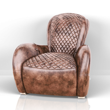 Rahat ve estetik olması için tasarlanmış şık, yorganlı kahverengi bir koltuk..