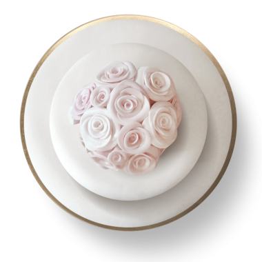 Üzerinde pembe ve beyaz gül şekilli krema olan güzel dekore edilmiş bir pasta. Kutlamalar için mükemmel..