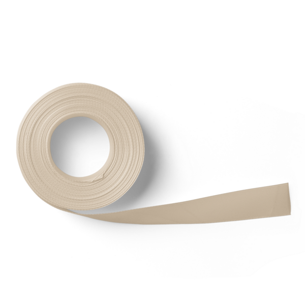 Bir rulo bej yapıştırıcı bant. Genellikle çeşitli tamir ve el işi için kullanılır..