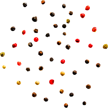 Beyaz arka planda çeşitli renkli biberlerin dağılması..