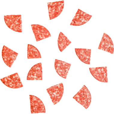 Beyaz arka planda yarım daire şeklinde salam dilimleri..