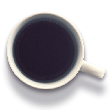 Koyu kahveyle dolu beyaz bir kahve fincanının tepeden tırnağa görüntüsü.