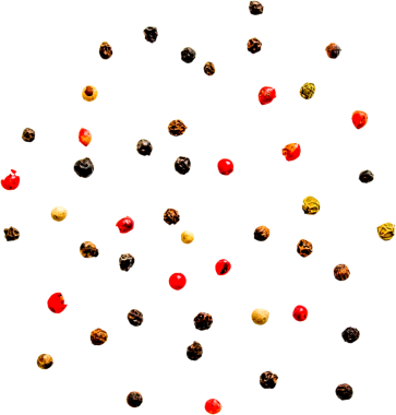 Beyaz arka planda çeşitli karabiberlerden oluşan dağınık bir düzen..