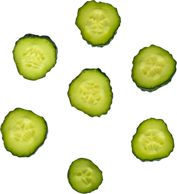 Beyaz arka planda dairesel bir düzende sıralanmış salatalık dilimleri..