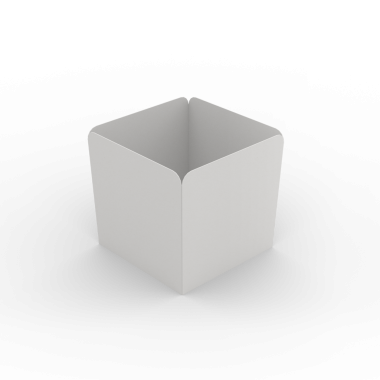 Basit, boş, kare tabanlı, çeşitli kullanımlar için tasarlanmış beyaz bir kap..