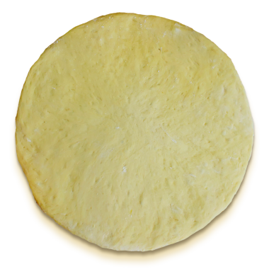 Yuvarlak, pişmemiş pizza hamuru malzemeler ve pişirme için hazır..