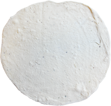 Yuvarlak, düz bir hamur parçası, muhtemelen pişirmeye ya da pişirmeye hazır..