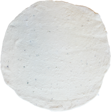 Yuvarlak, düz bir hamur parçası, muhtemelen pizza ya da pişirme amaçlı..