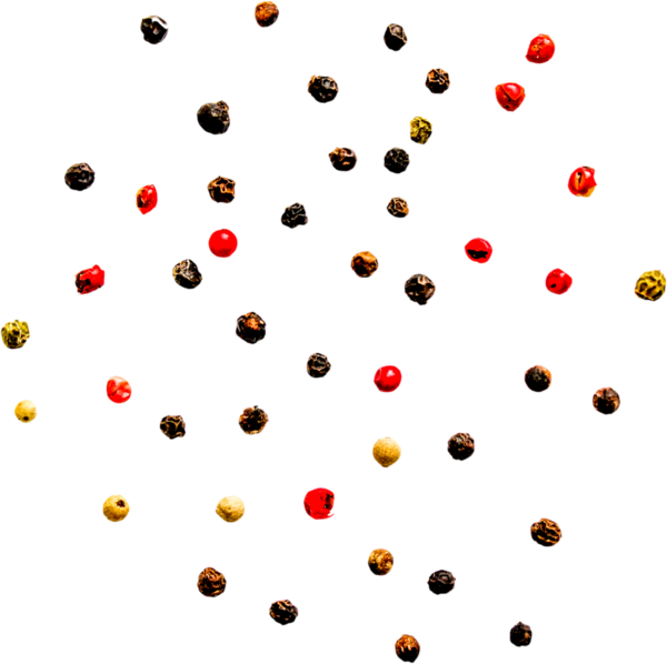 Beyaz arka planda çeşitli renkli biberlerin dağılması..