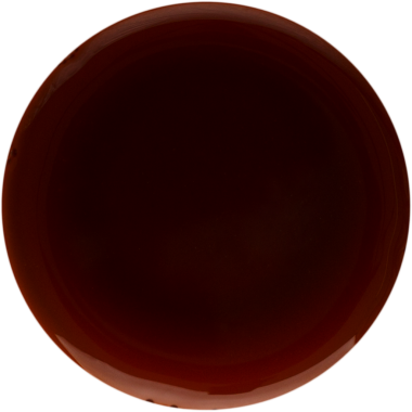 Koyu bir sıvıyla dolu yuvarlak bir tabak, muhtemelen içecek ya da sos..