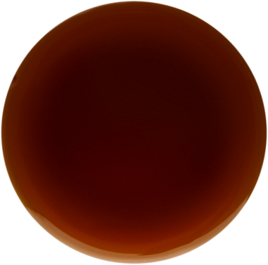 Koyu kahverengi bir sıvıyı gösteren dairesel bir görüntü, muhtemelen bir içeceği temsil ediyor..