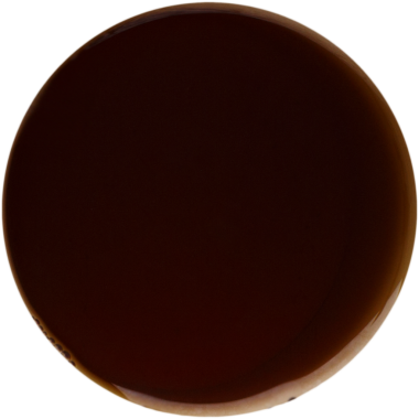 Dairesel bir kapta koyu bir sıvı, muhtemelen kahve ya da çay gibi bir içecek..