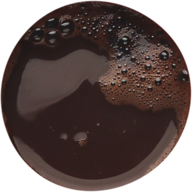 Baloncuklu koyu sıvının yakın çekim görüntüsü, içeceğe benzer..