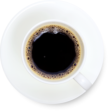 Beyaz bir fincan üzerinde koyu kahveyle dolu beyaz bir fincanın yukarıdan aşağı görüntüsü.