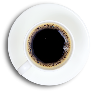 Bir fincan sade kahvenin beyaz bir tabakta üst görüntüsü, zengin rengini ve köpüklü yüzeyini gösteriyor..