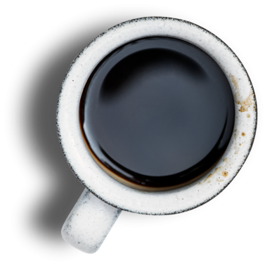 Benekli kenarlı siyah bir kahve fincanının yukarıdan aşağı görüntüsü, içerideki zengin, koyu sıvıyı gösteriyor..