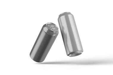 İki metalik içecek kutusu bir açıyla yerleştirilmiş, parlak tasarımlarını sergiliyorlar..