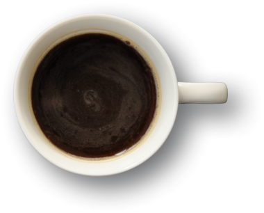 Koyu kahveyle dolu bir fincanın yukarıdan aşağı görüntüsü zengin dokusunu ve yüzey şekillerini sergiliyor..