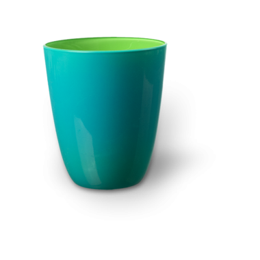 İçi yeşil olan canlı bir turkuaz bardak, içecek servisi için uygun..