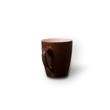 Kahve ya da çay gibi içecekleri tutmak için tasarlanmış saplı basit kahverengi bir kupa..