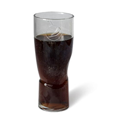 Koyu, karbonatlı bir içecek ile dolu berrak bir bardak, kabarcıklar ve yansımalar sergiliyor..