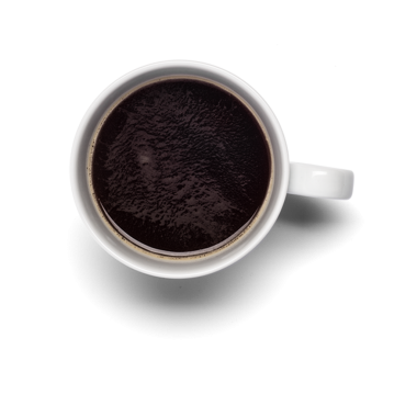 Koyu kahveyle dolu bir fincanın üst görüntüsü zengin dokusunu ve rengini gözler önüne seriyor..