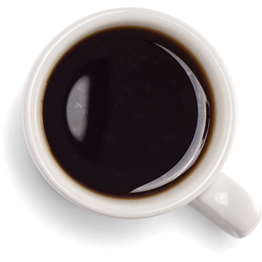Sade kahve ile dolu beyaz bir fincanın yukarıdan aşağı görüntüsü zengin rengini ve davetkar görünümünü sergiliyor..